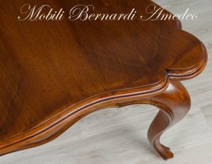 Tavolo realizzato in noce stile barocco con gambe curve e piano sagomato
